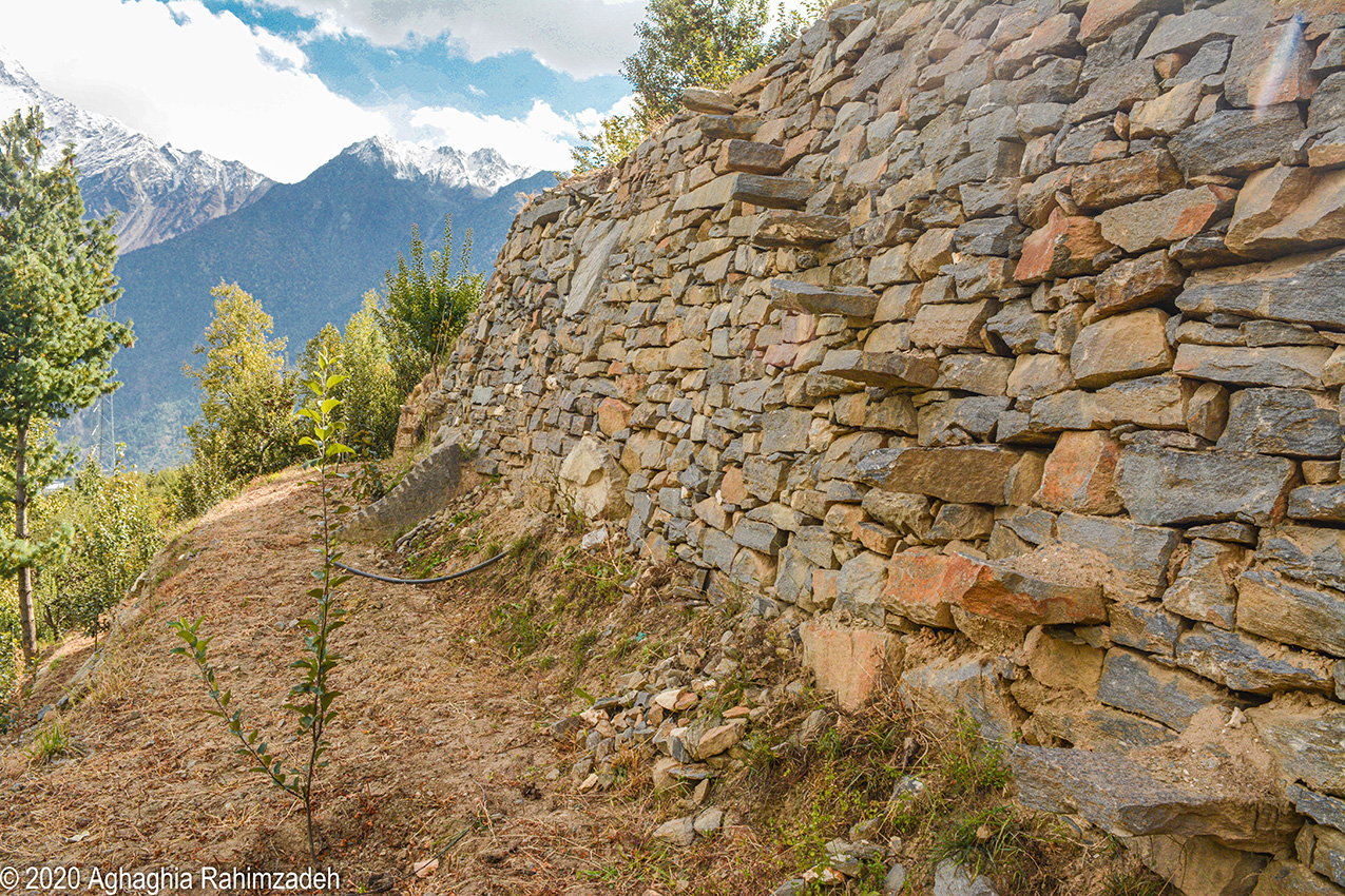 Diagonally positioned flat stones create a staircase leading from one terrace to another