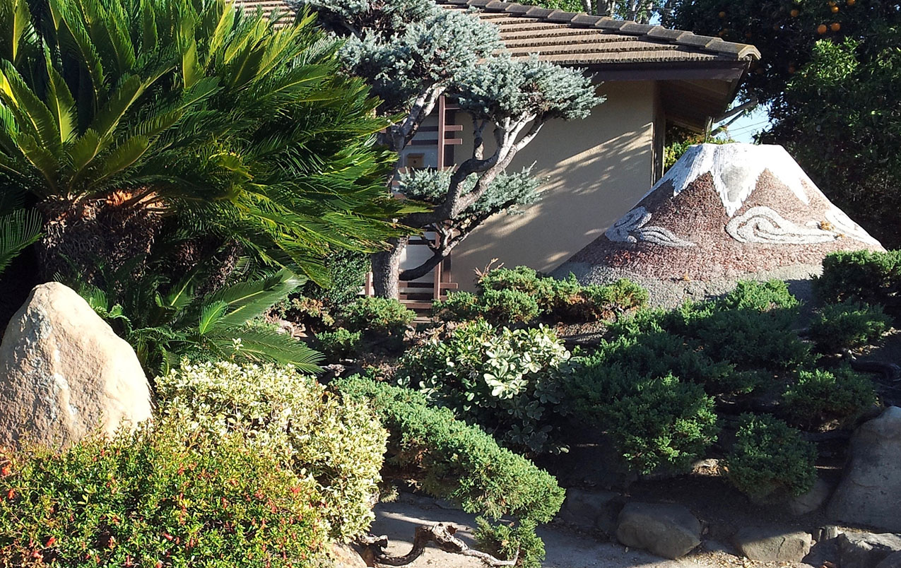 a karesansui niwa (dry garden) featuring a replica of Mt. Fuji